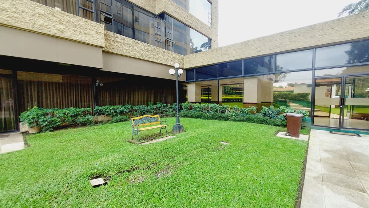 APARTAMENTO AMPLIO EN ZONA 10 CERCANO A OAKLAND MALL - foto 1