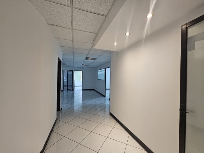 En renta Oficina en Zona 14 Edificio Europlaza  - foto 1