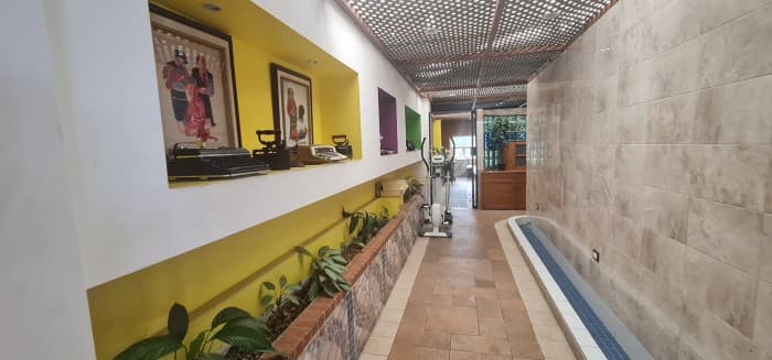 Rento Edificio comercial en  Calzada San Juan zona 7  - foto 1