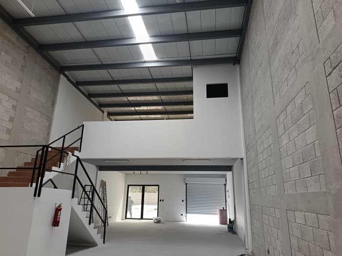 Rento Ofibodega NUEVA y de esquina en Villa Canales - foto 1