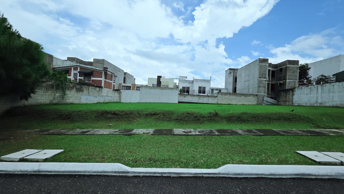 Terreno Grande en Venta en Hacienda Real Zona 16  - foto 1