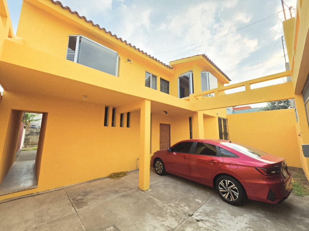 CASA EN VENTA EN PINARES DE SAN CRISTOBAL ZONA 8 MIXCO - foto 1