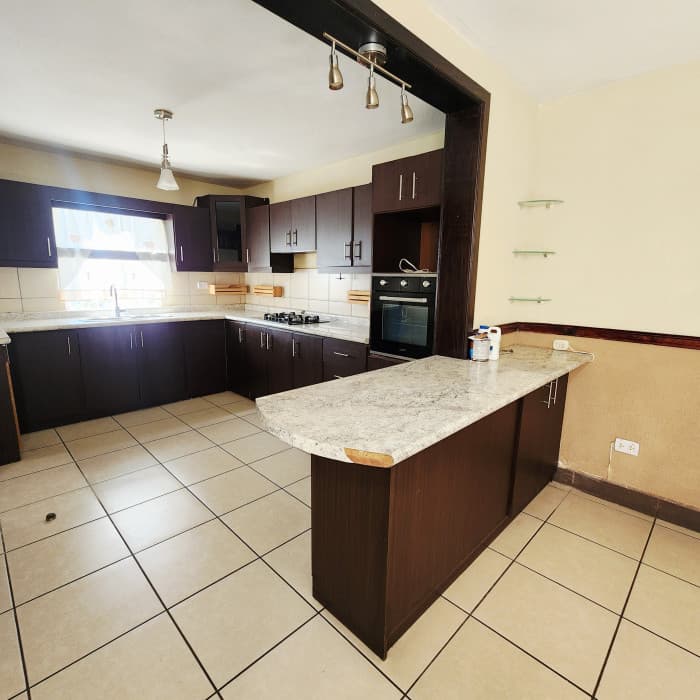 En Venta Casa en Res. Los Olivos zona 18  - foto 4