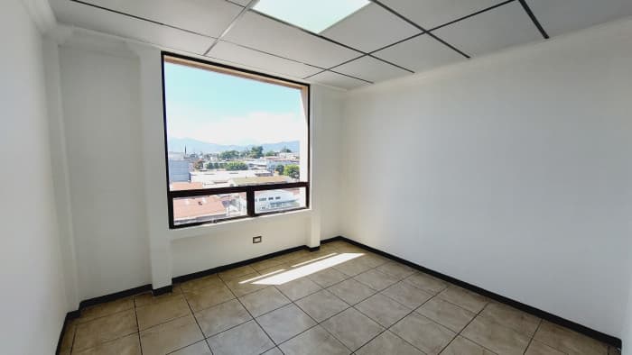 Oficina en Renta 80mts en Plaza Profesional zona 13 - foto 4