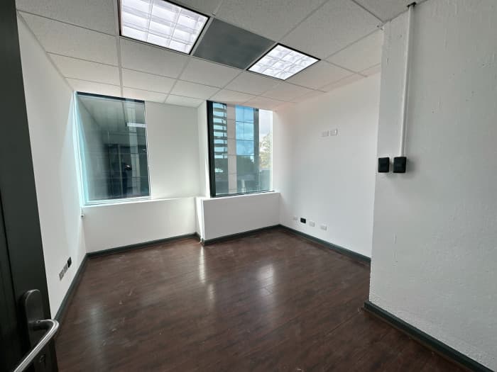 OFICINA EN RENTA Y VENTA EN 5 AVENIDA Z-14, EUROPLAZA - foto 4