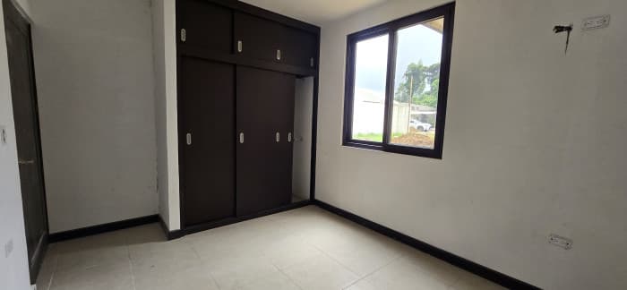 VENDO AMPLIA CASA NUEVA CERCA DE ZONA 16 CRISTO REY - foto 3