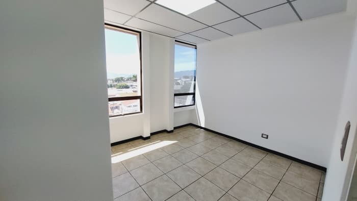Oficina en Renta 80mts en Plaza Profesional zona 13 - foto 3