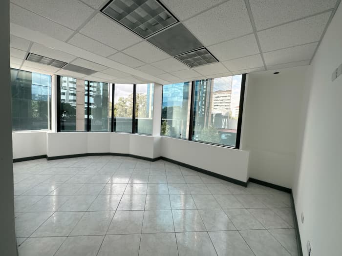 OFICINA EN RENTA Y VENTA EN 5 AVENIDA Z-14, EUROPLAZA - foto 2