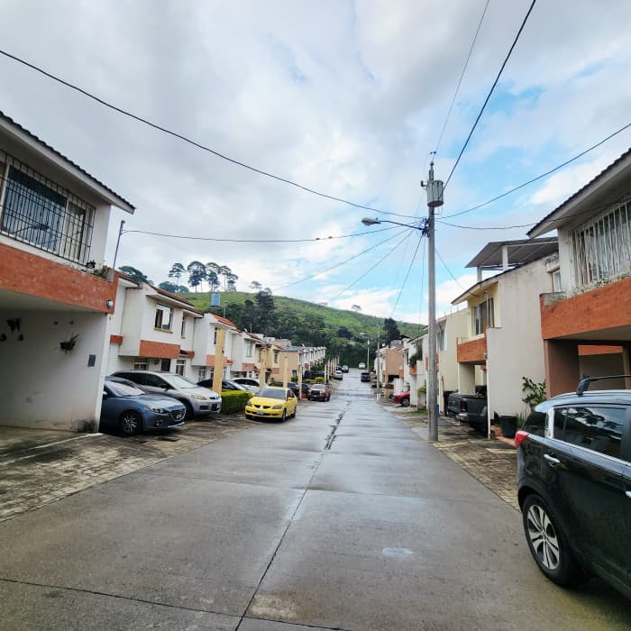 En Venta Casa en Res. Los Olivos zona 18  - foto 2