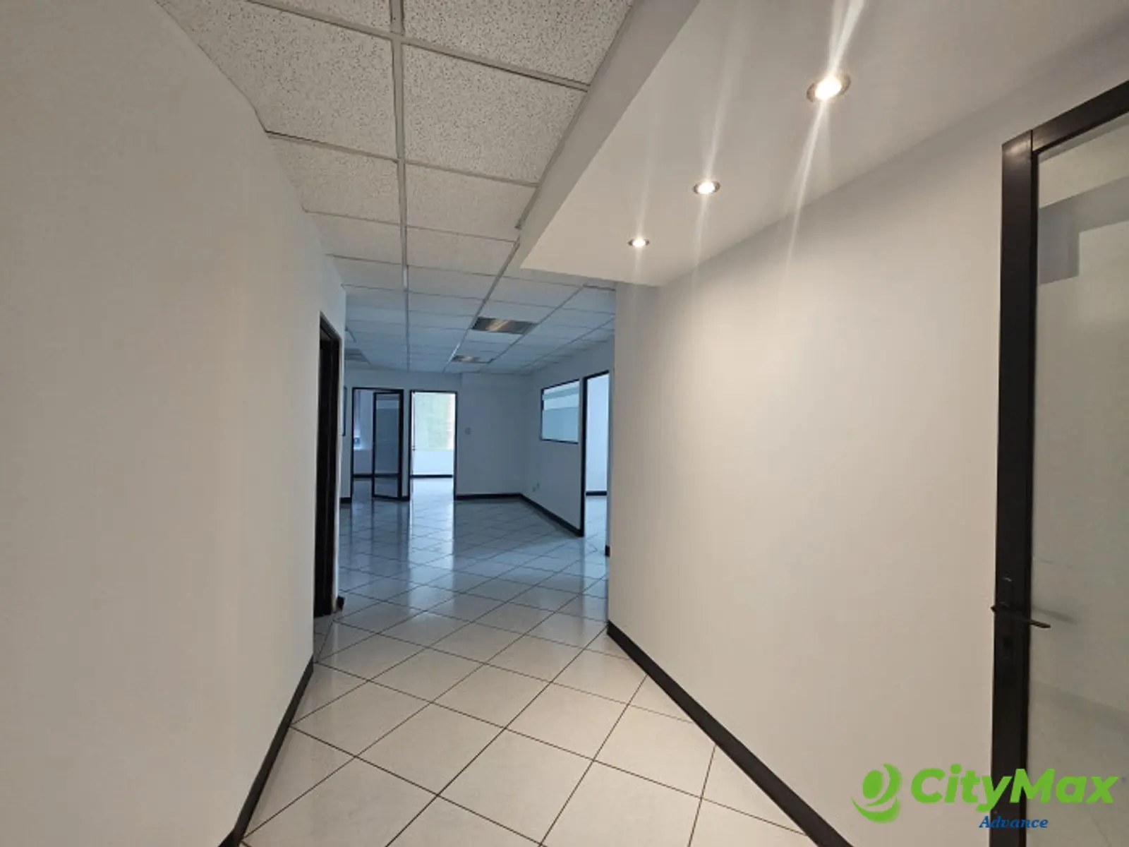 En renta Oficina en Zona 14 Edificio Europlaza  - foto 1