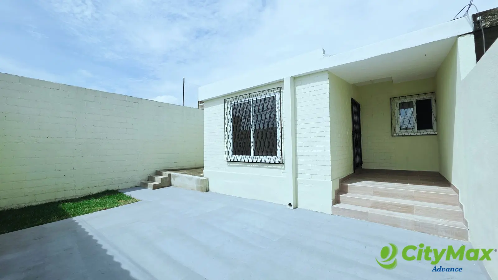 Casa en Venta en Los Encinos Panorama San Cristóbal - Parqueo e ingreso