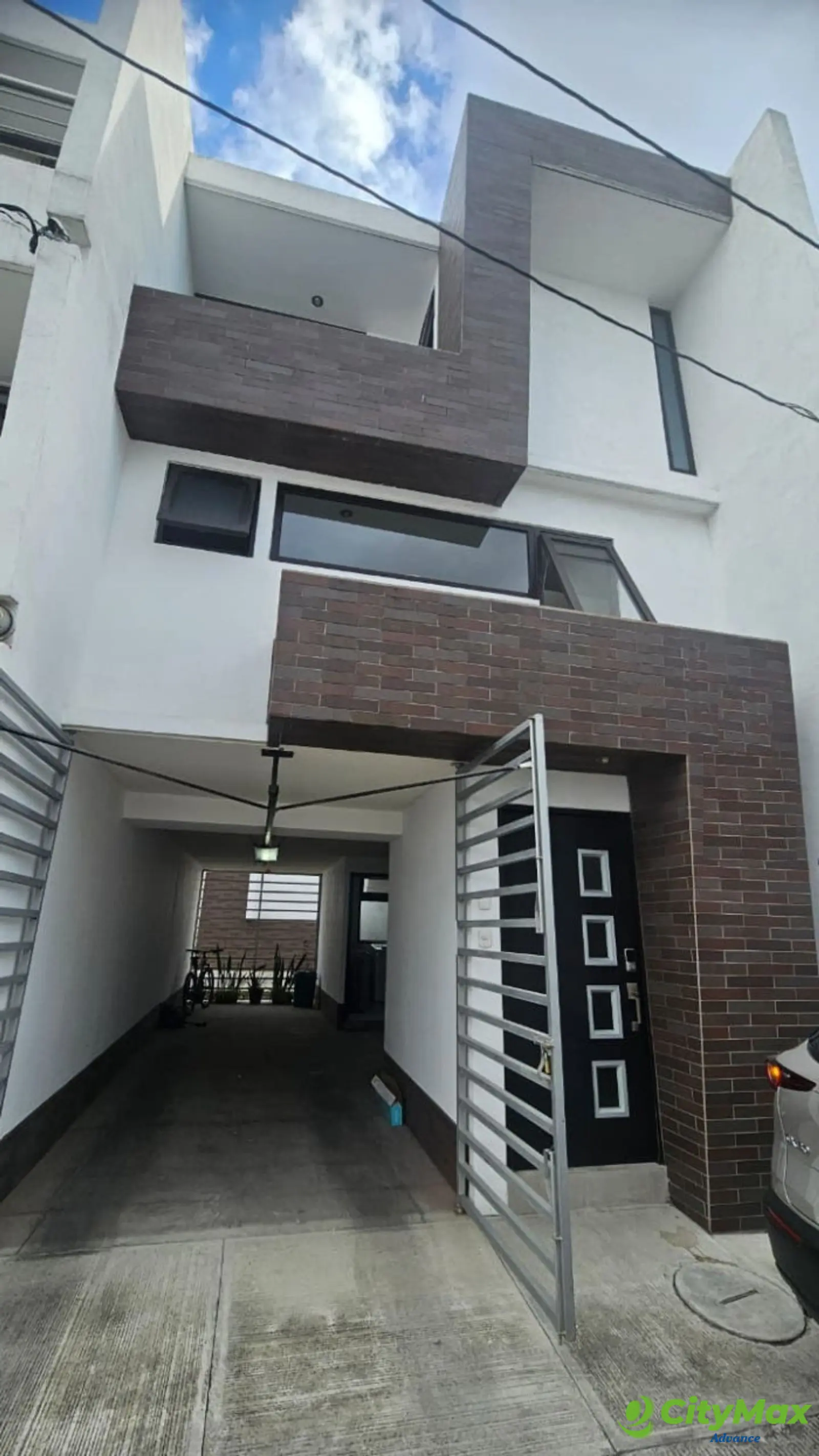 RENTA CASA RESIDENCIAL CANTORIA, ZONA 7 MIXCO - FRENTE DE LA CASA