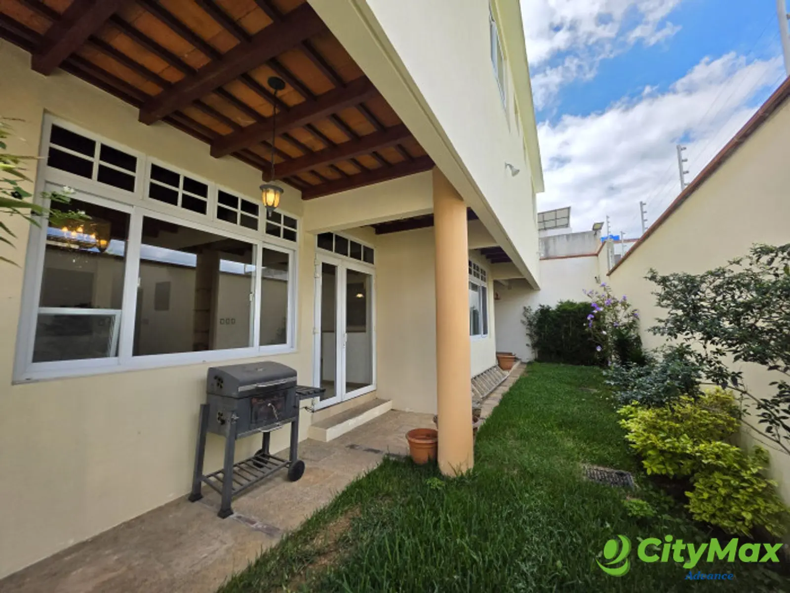 VENDO CASA DE 4 HAB EN HACIENDA REAL ZONA 16  - foto 1