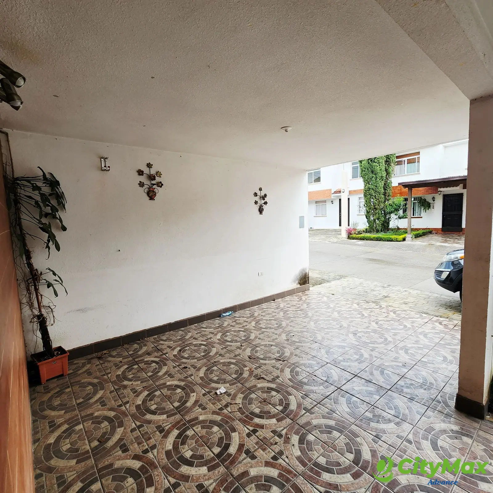 En Venta Casa en Res. Los Olivos zona 18  - Parqueo 2 vehiculos
