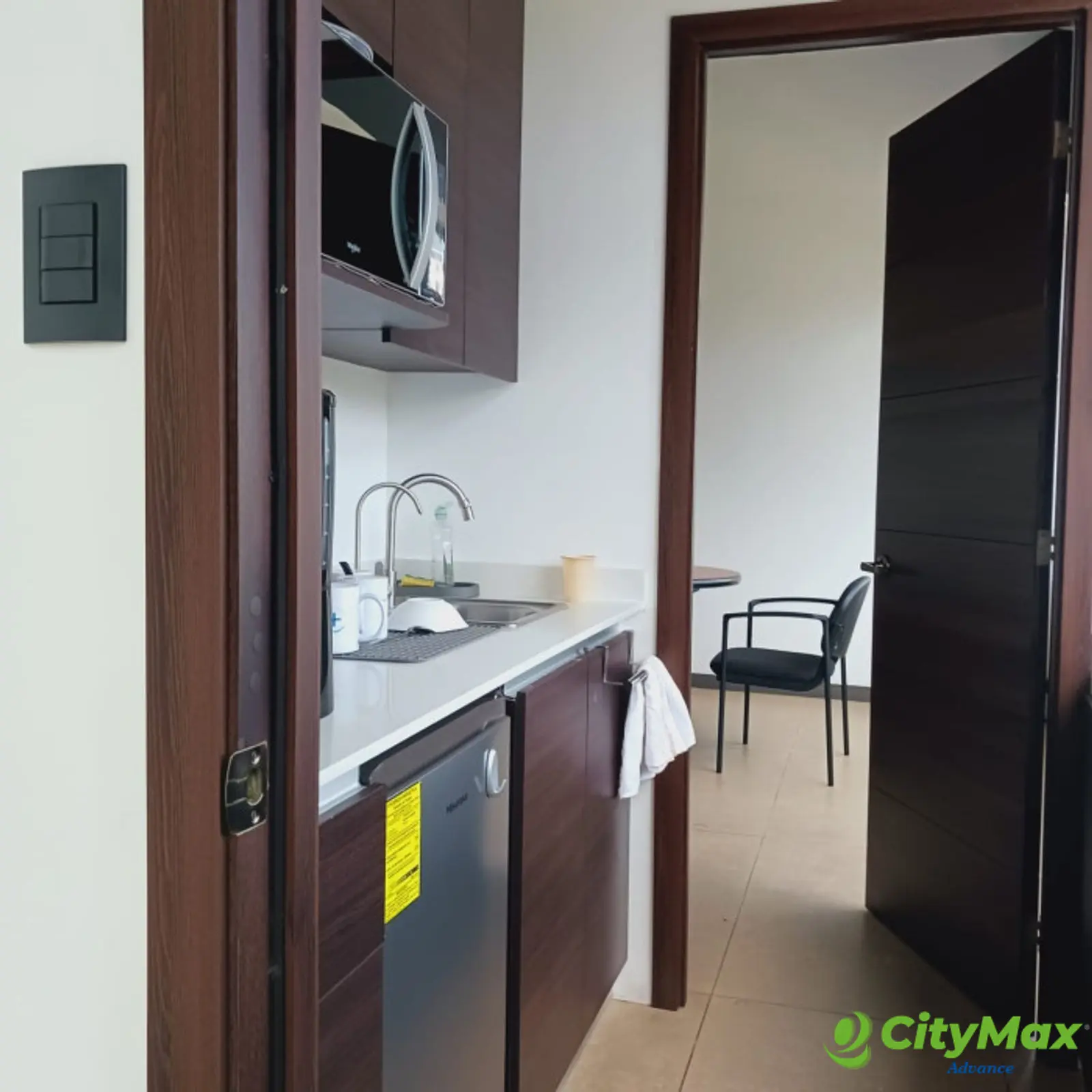 VENDO AMPLIA Y MODERNA OFICINA EN MUXBAL - foto 4
