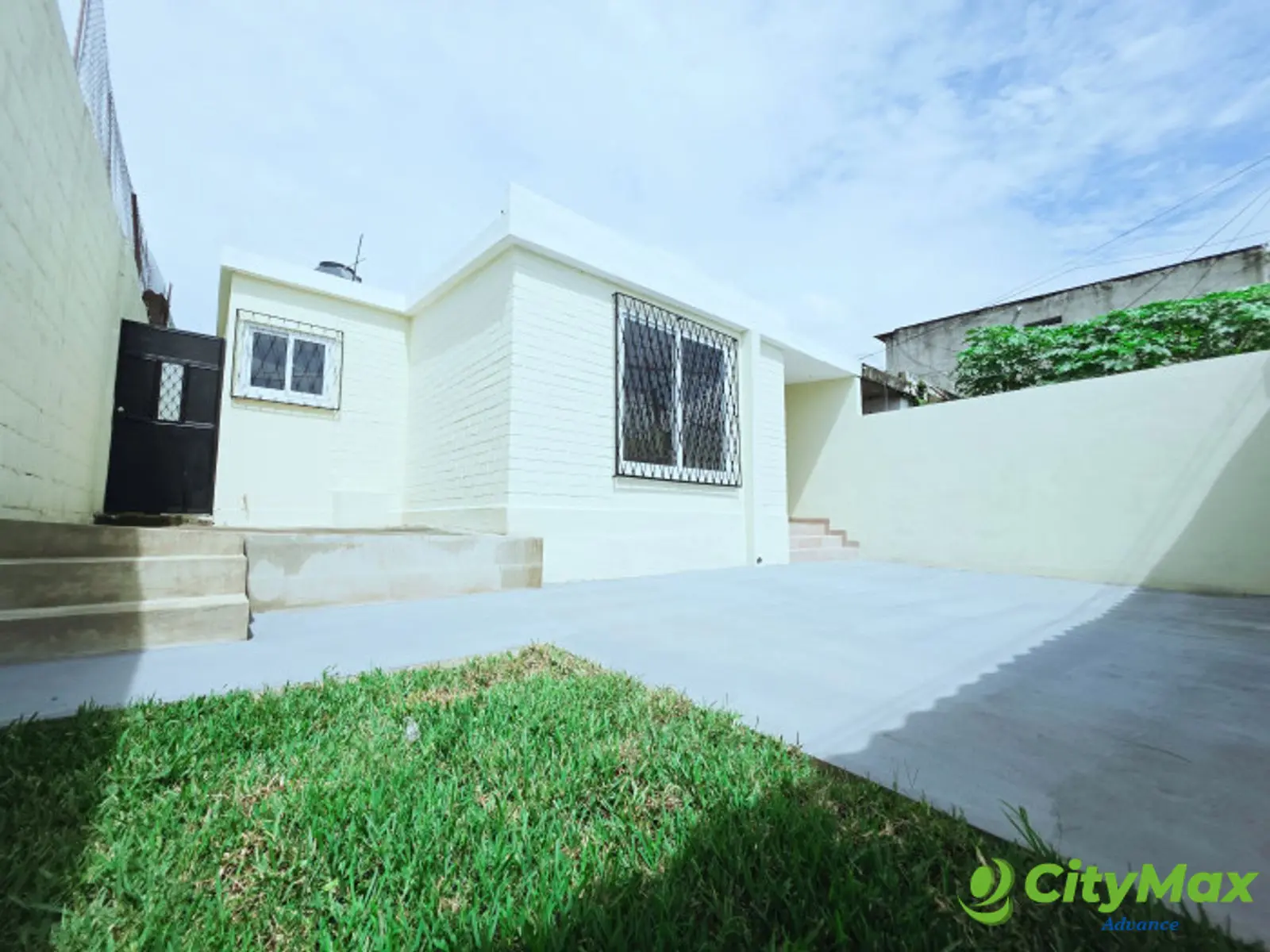 Casa en Venta en Los Encinos Panorama San Cristóbal - Parqueo y jardin frontal