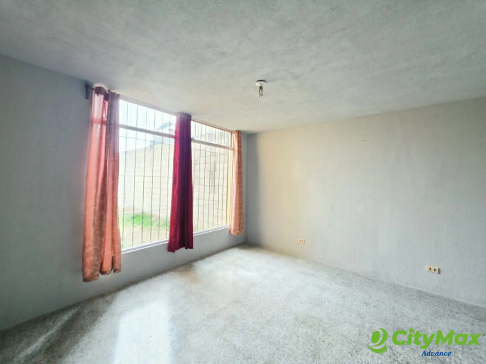 CASA EN VENTA EN PINARES DE SAN CRISTOBAL ZONA 8 MIXCO - foto 3