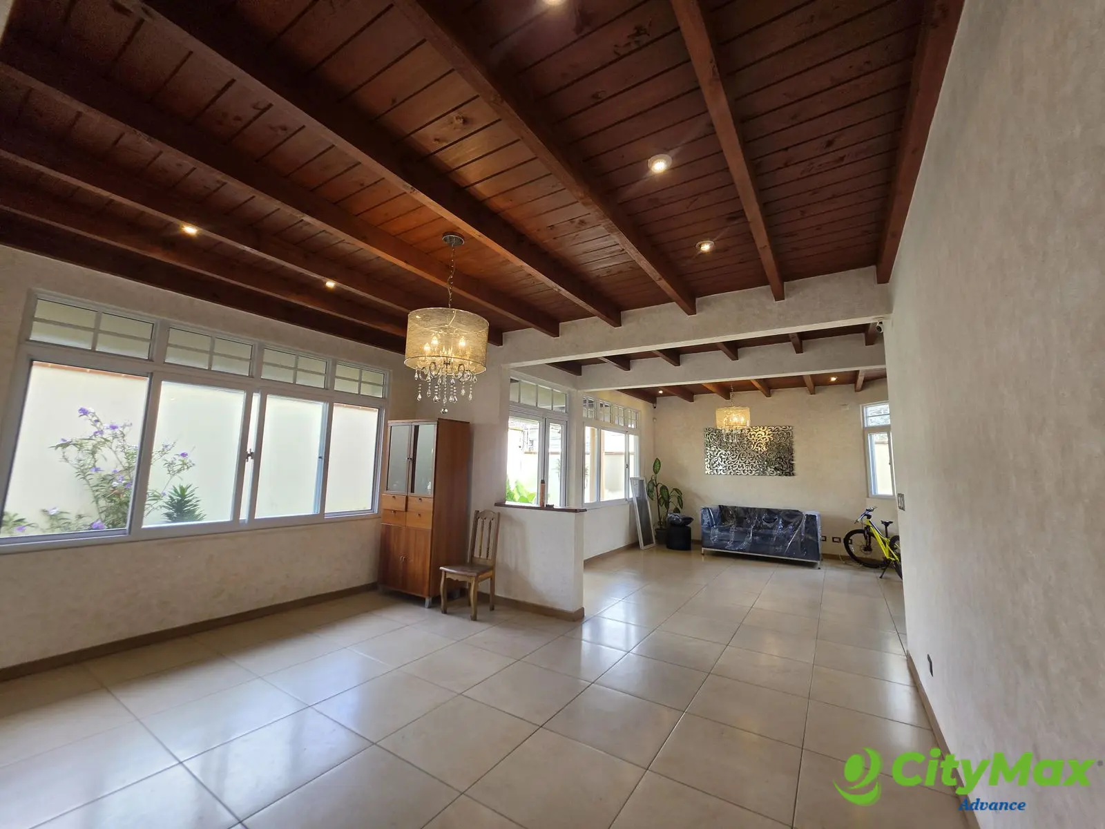 VENDO CASA DE 4 HAB EN HACIENDA REAL ZONA 16  - foto 2