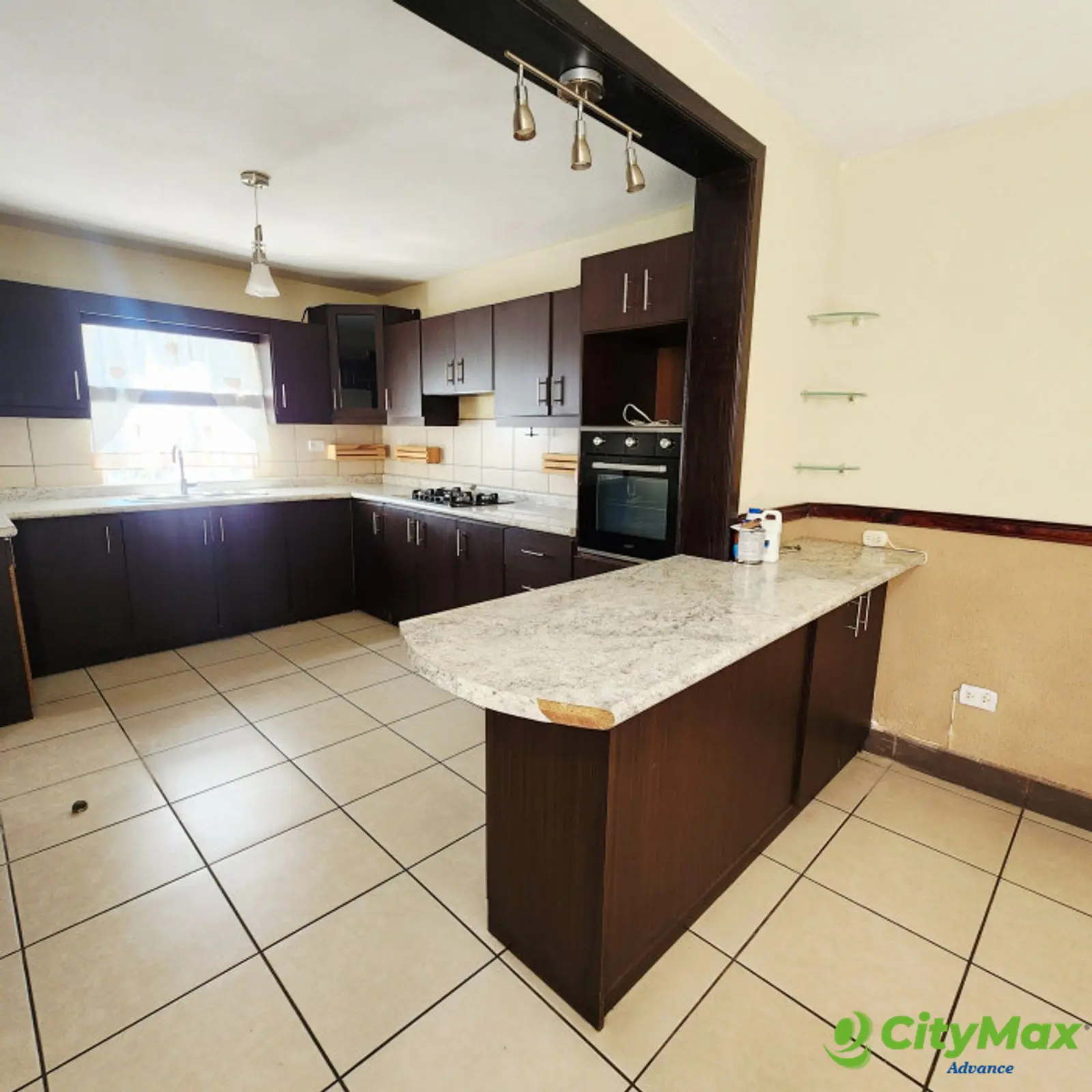 En Venta Casa en Res. Los Olivos zona 18  - Cocina con desayunador