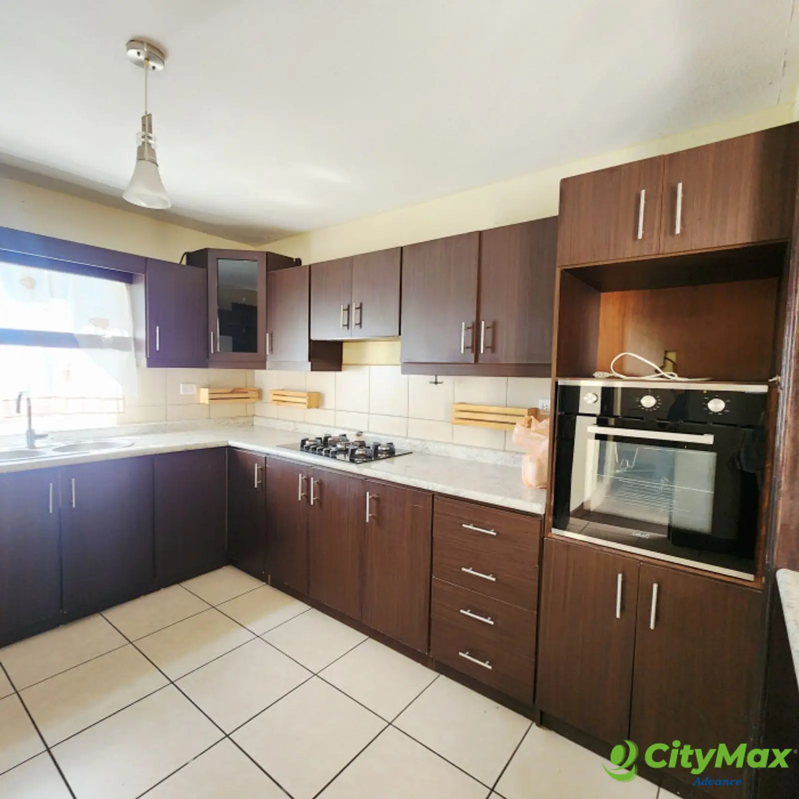 En Venta Casa en Res. Los Olivos zona 18  - Cocina con estufa (plancha)