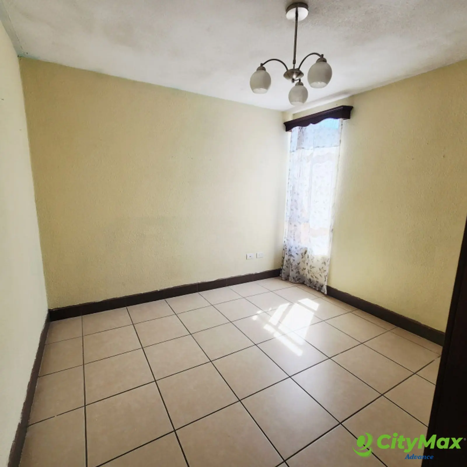 En Venta Casa en Res. Los Olivos zona 18  - Habitacion 3 comparte baño con sala familiar