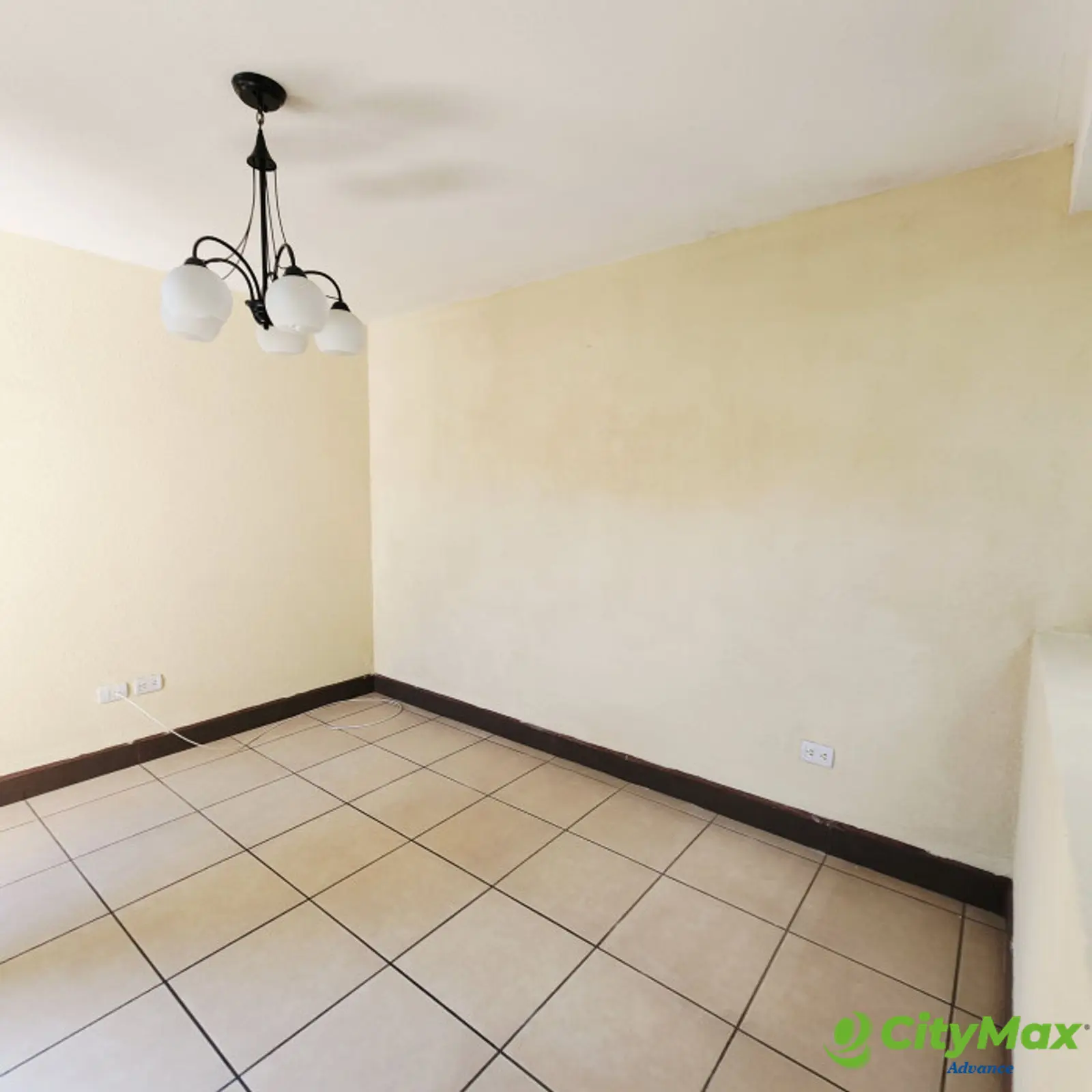 En Venta Casa en Res. Los Olivos zona 18  - Sala Familiar