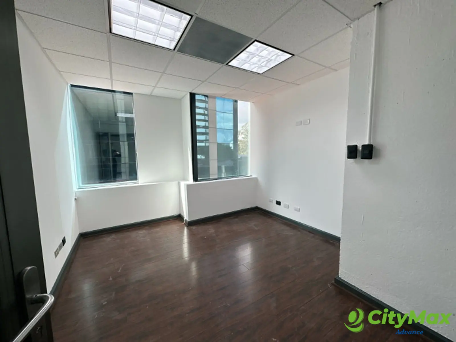 OFICINA EN RENTA Y VENTA EN 5 AVENIDA Z-14, EUROPLAZA - foto 4