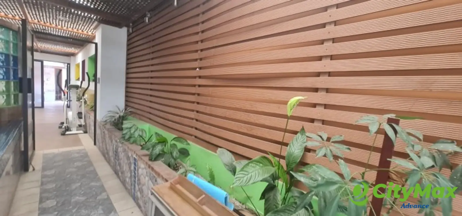 Rento Edificio comercial en Calzada San Juan zona 7 - foto 2