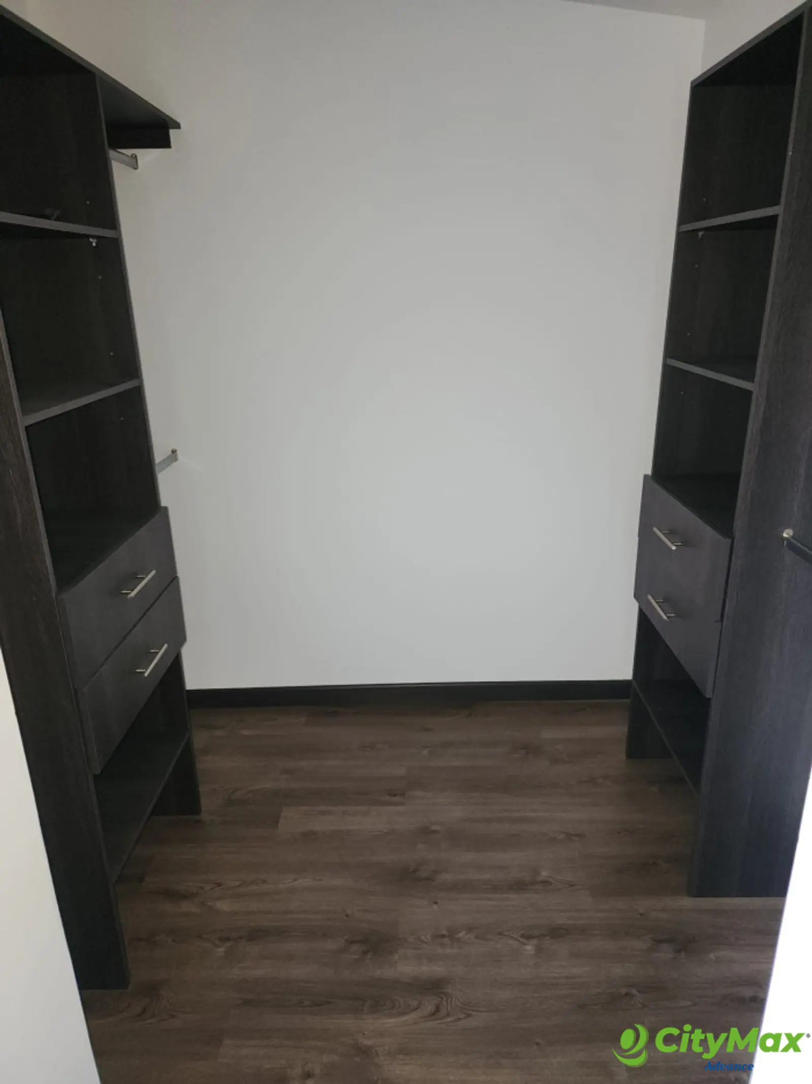 APARTAMENTO EN VENTA EN DI FIORI ZONA 7 - WALKIN CLOSET HABITACIÓN PRINCIPAL