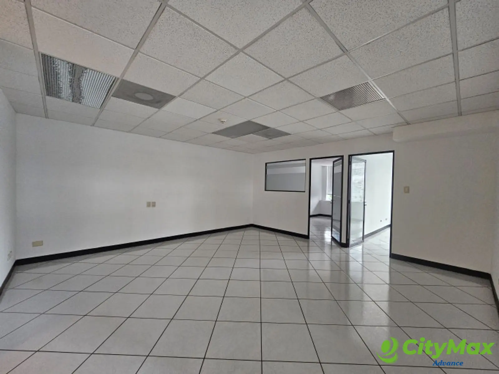 En renta Oficina en Zona 14 Edificio Europlaza  - foto 4