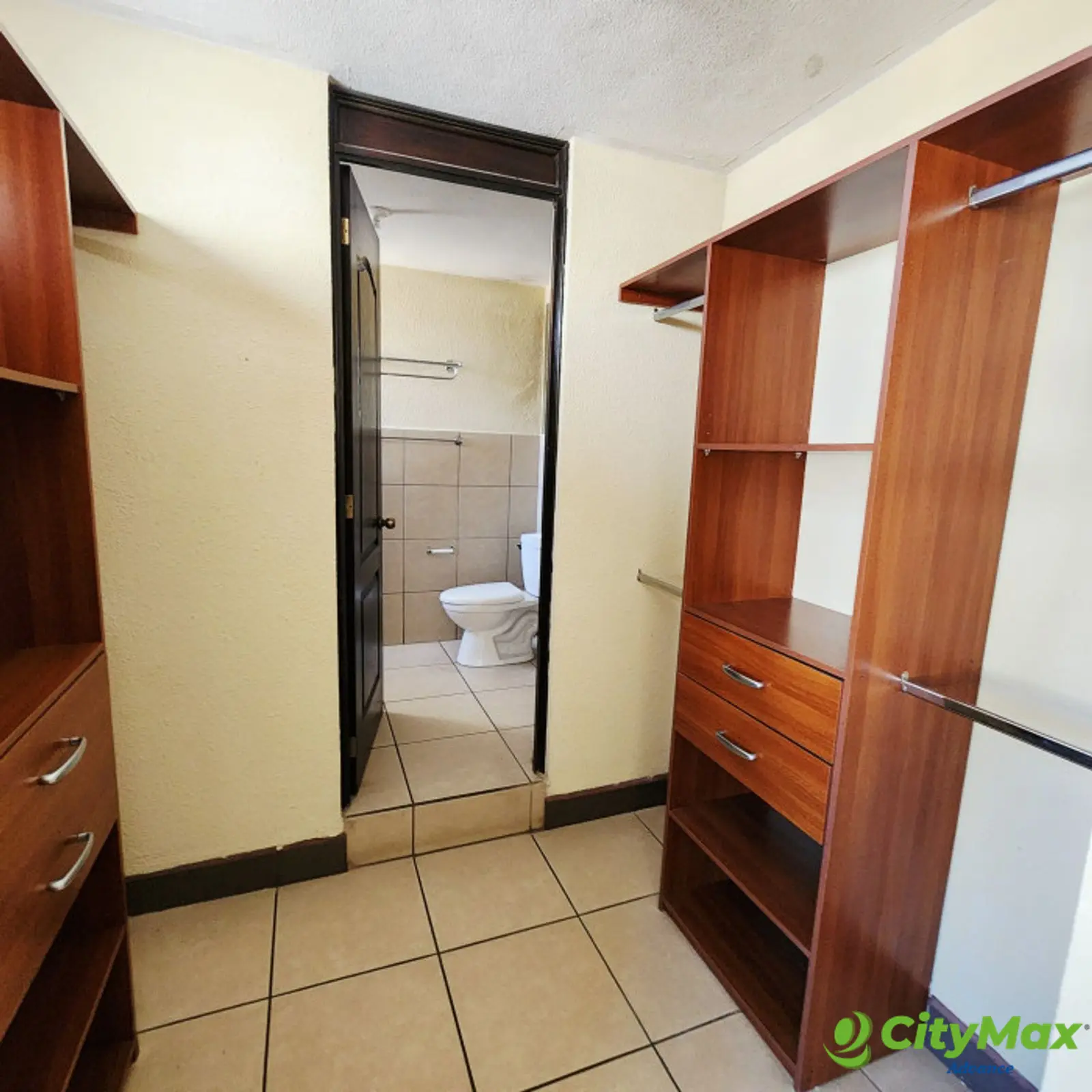 En Venta Casa en Res. Los Olivos zona 18  - Hab. secundaria con walk-in-closet