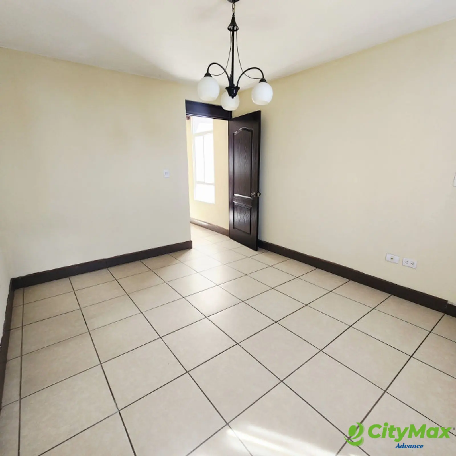 En Venta Casa en Res. Los Olivos zona 18  - Habitacion secundaria con baño completo y walk-in-closet