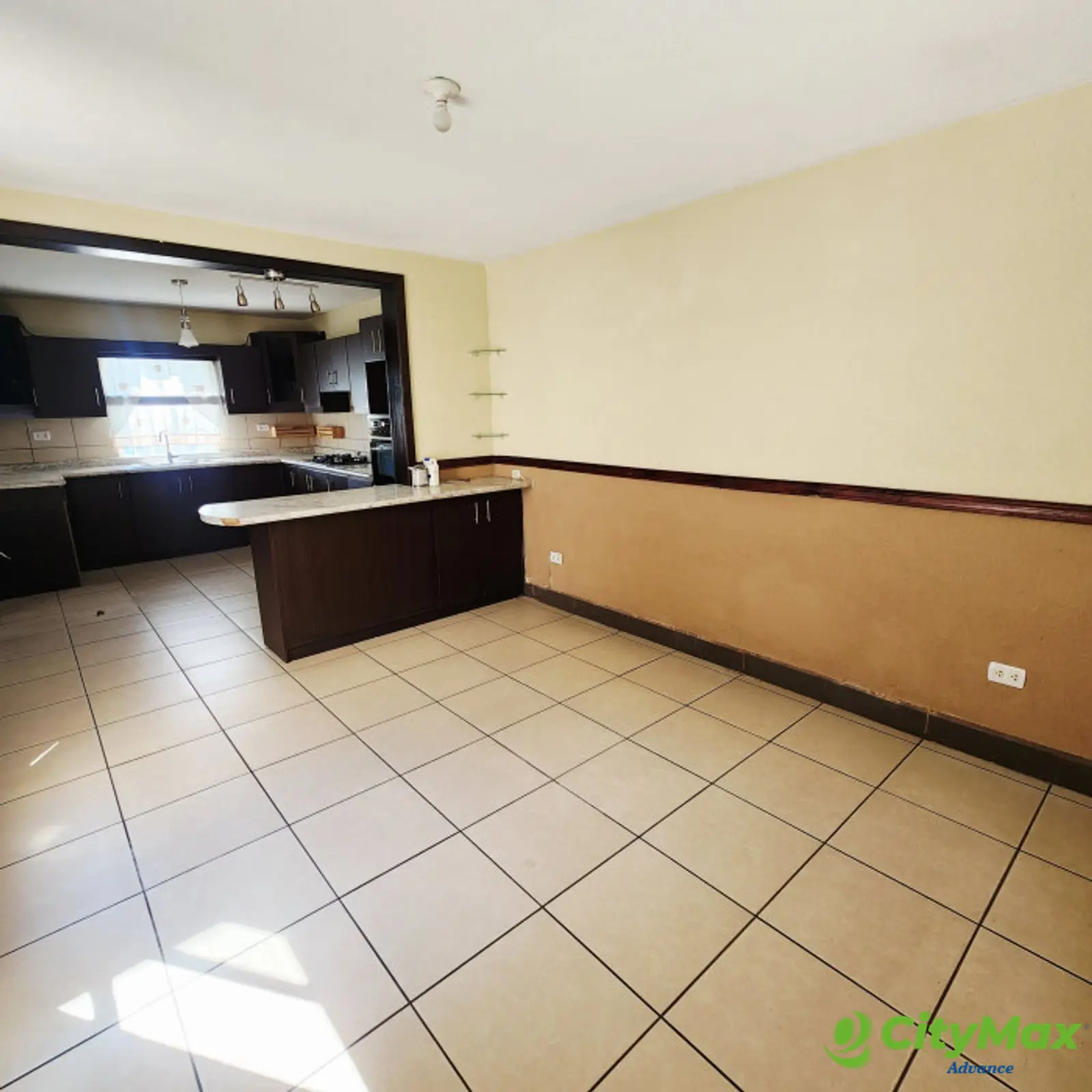 En Venta Casa en Res. Los Olivos zona 18  - Comedor