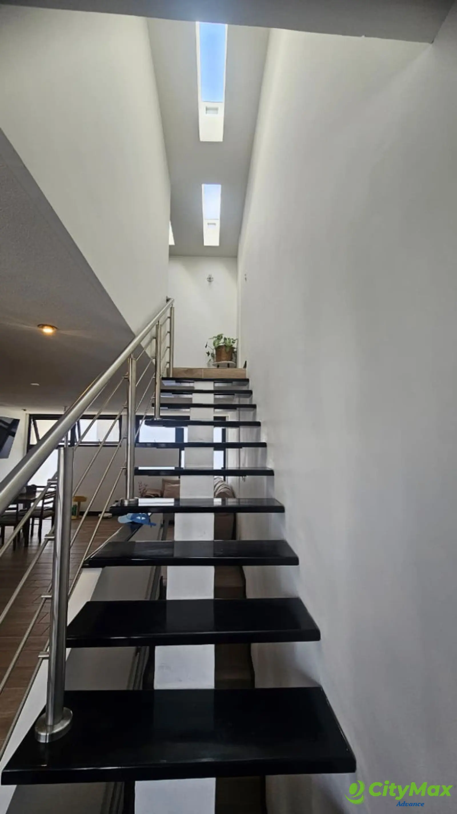 RENTA CASA RESIDENCIAL CANTORIA, ZONA 7 MIXCO - GRADAS A TERCER NIVEL