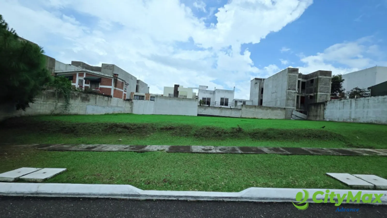 Terreno Grande en Venta en Hacienda Real Zona 16  - foto 2