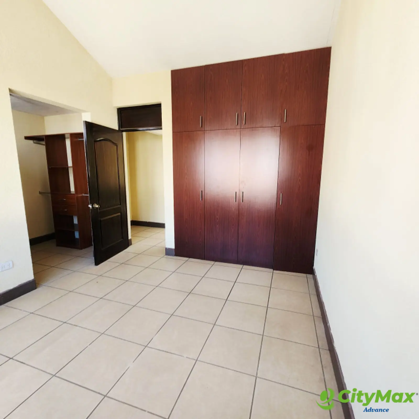 En Venta Casa en Res. Los Olivos zona 18  - Habitacion principal