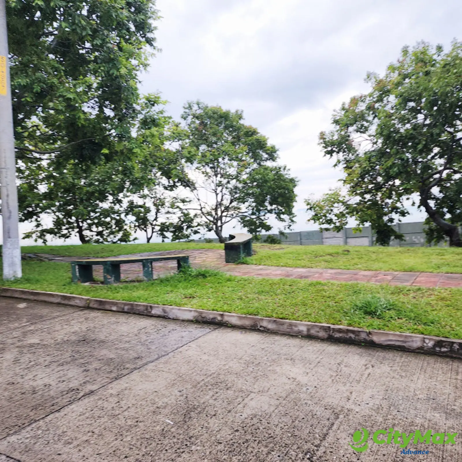 En Venta Casa en Res. Los Olivos zona 18  - Areas verdes
