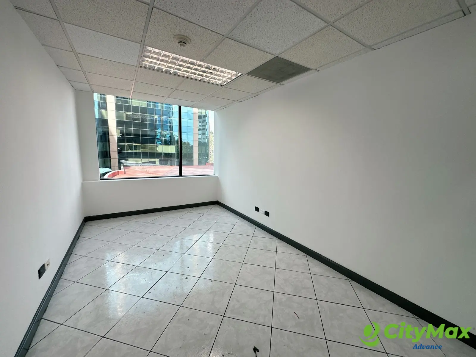 OFICINA EN RENTA Y VENTA EN 5 AVENIDA Z-14, EUROPLAZA - foto 3