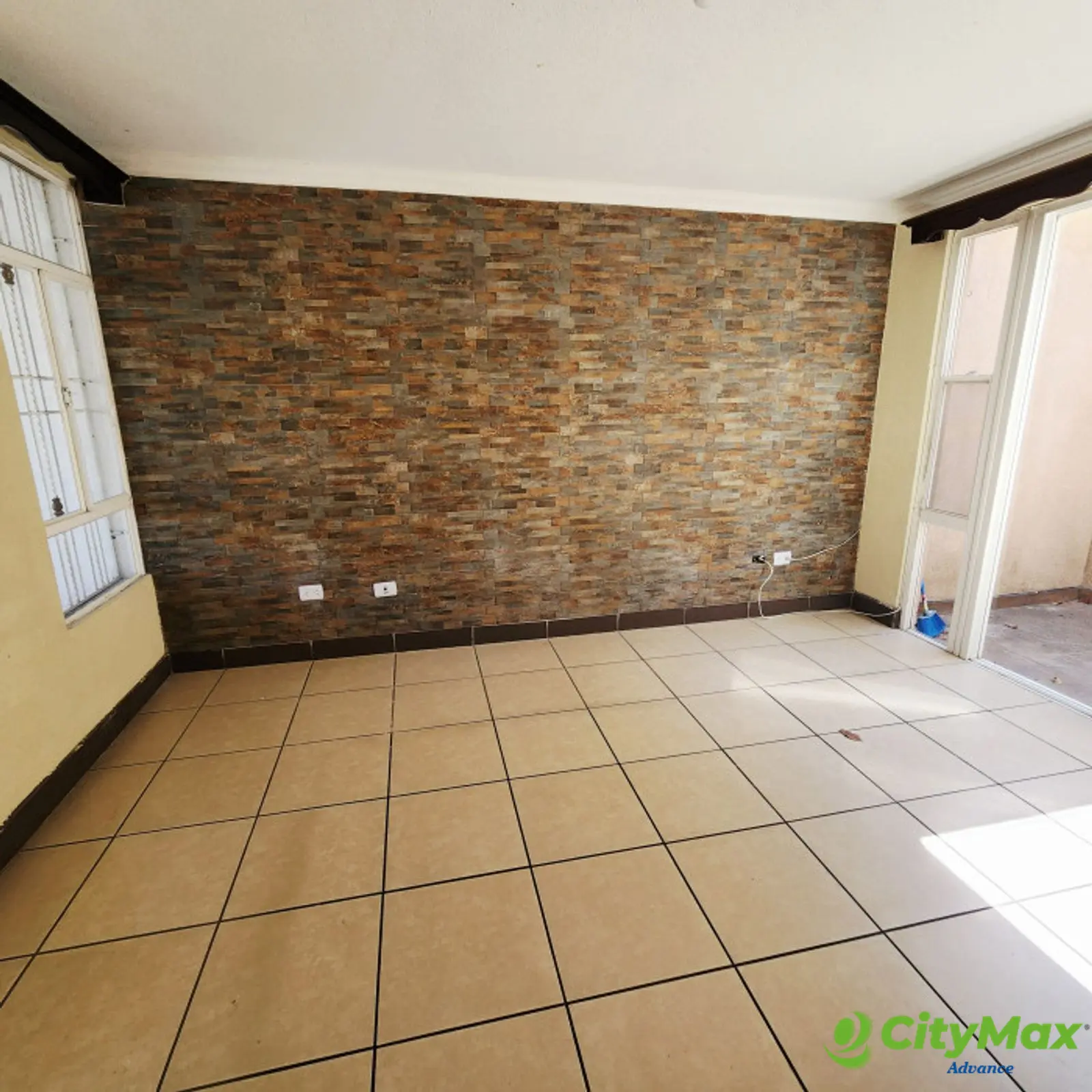 En Venta Casa en Res. Los Olivos zona 18  - Sala
