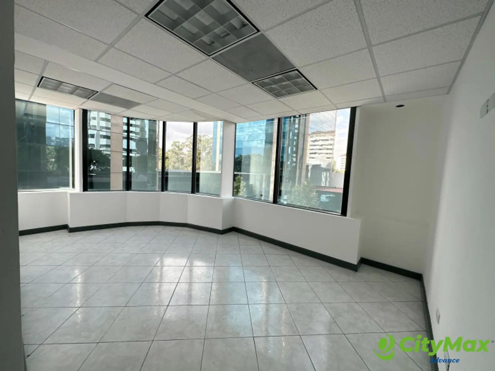 OFICINA EN RENTA Y VENTA EN 5 AVENIDA Z-14, EUROPLAZA - foto 2